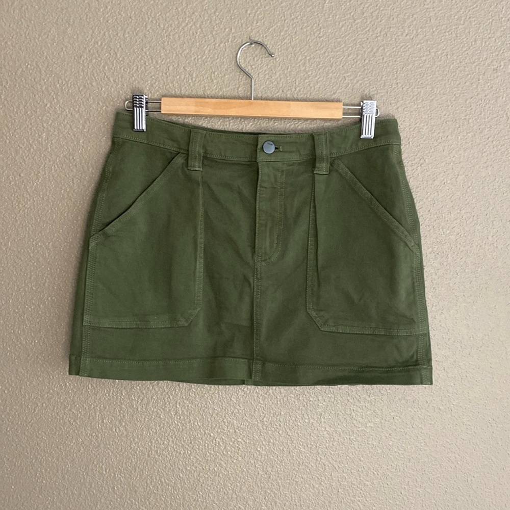 Aritizia TNA army green skirt